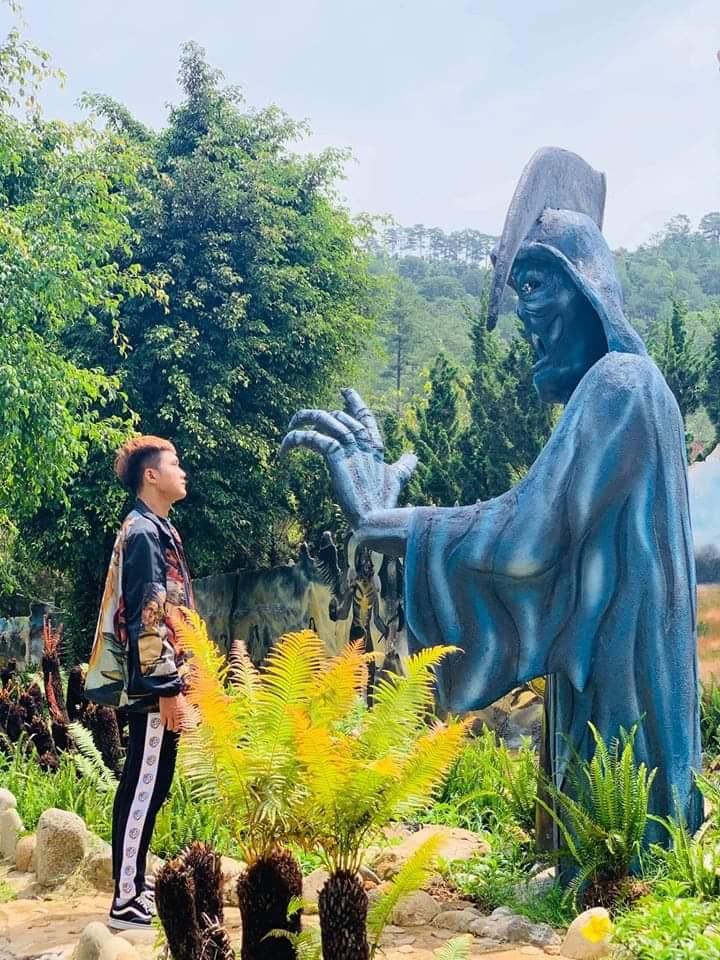 Dân mạng tranh cãi tạo hình ghê rợn tại khu du lịch mới ở Đà Lạt-4