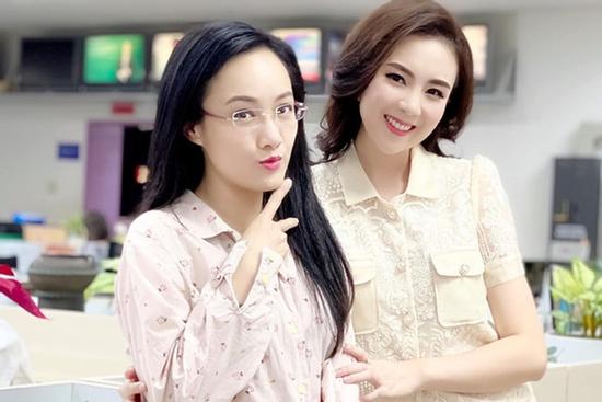 Màn đọ sắc hiếm có giữa hai visual hàng đầu VTV, khó nhận ra họ lệch nhau tận 10 tuổi