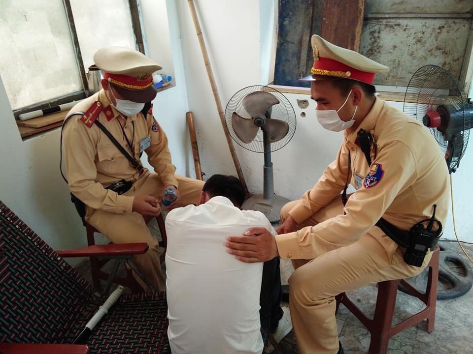 CSGT khống chế nam thanh niên đòi nhảy cầu Chương Dương tự tử-1