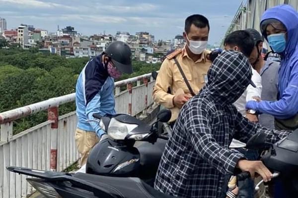 Nam sinh nhảy từ lầu 3 sau khi nói chuyện với bạn-2