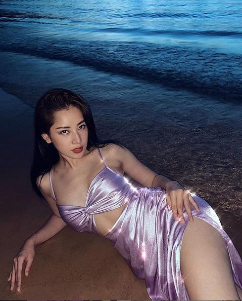 Chi Pu sexy - Phương Ly nữ tính bất ngờ khi cùng diện đầm tím-1