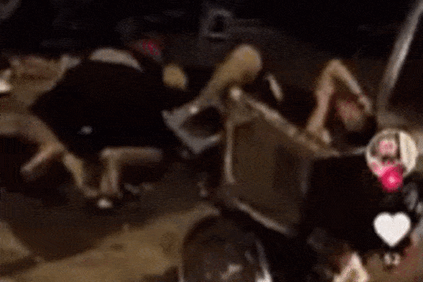 Nhóm thanh niên bơi lặn giữa đường gào khóc cứu... cứu... cứu... cứu tao, chúng mày cứu tao-1