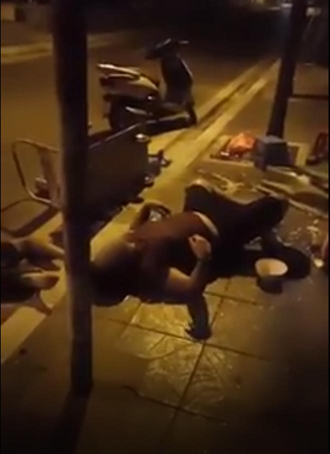 Nhóm thanh niên bơi lặn giữa đường gào khóc cứu... cứu... cứu... cứu tao, chúng mày cứu tao-3