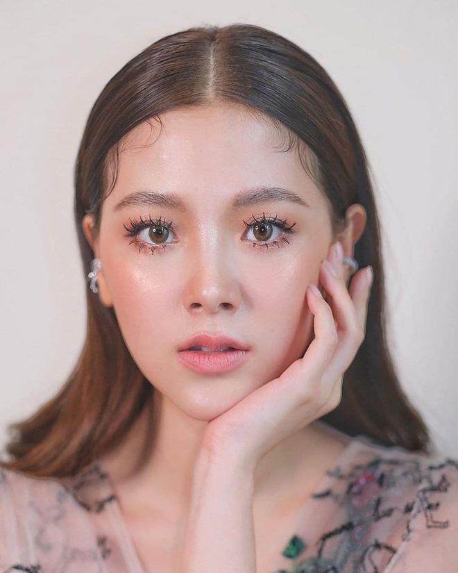 Khổng Tú Quỳnh họa mặt như có thù với thợ trang điểm - Hiền Hồ make-up trắng bệch-9