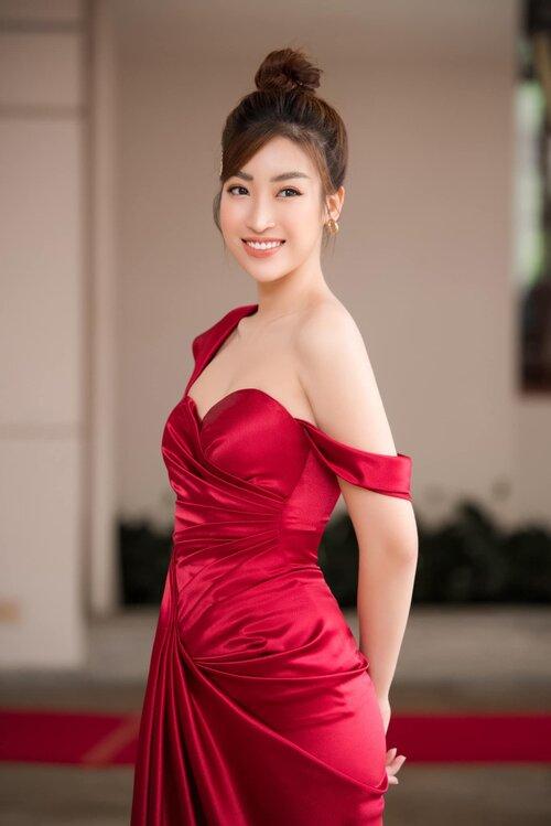 Khổng Tú Quỳnh họa mặt như có thù với thợ trang điểm - Hiền Hồ make-up trắng bệch-7