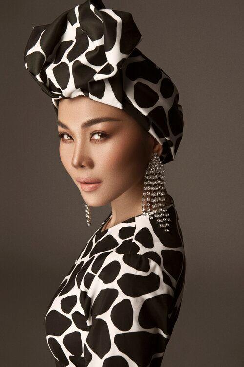 Khổng Tú Quỳnh họa mặt như có thù với thợ trang điểm - Hiền Hồ make-up trắng bệch-4