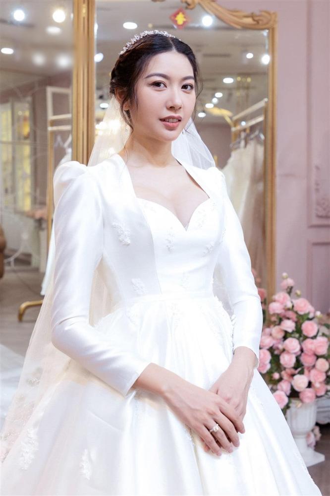 Khổng Tú Quỳnh họa mặt như có thù với thợ trang điểm - Hiền Hồ make-up trắng bệch-6