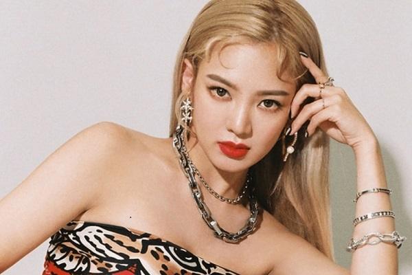Bao năm qua, đến giờ fan SNSD mới biết được... màu tóc thật của Hyoyeon-9