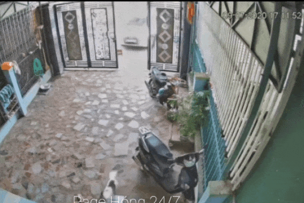 Clip: Chồng lái xe húc bay cổng nhà, vợ xót của chạy ra la lối-1