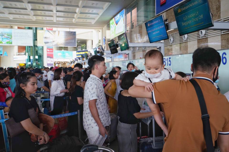Khách mệt mỏi ngồi chờ hàng giờ trên máy bay ở Hà Nội và TP.HCM-3