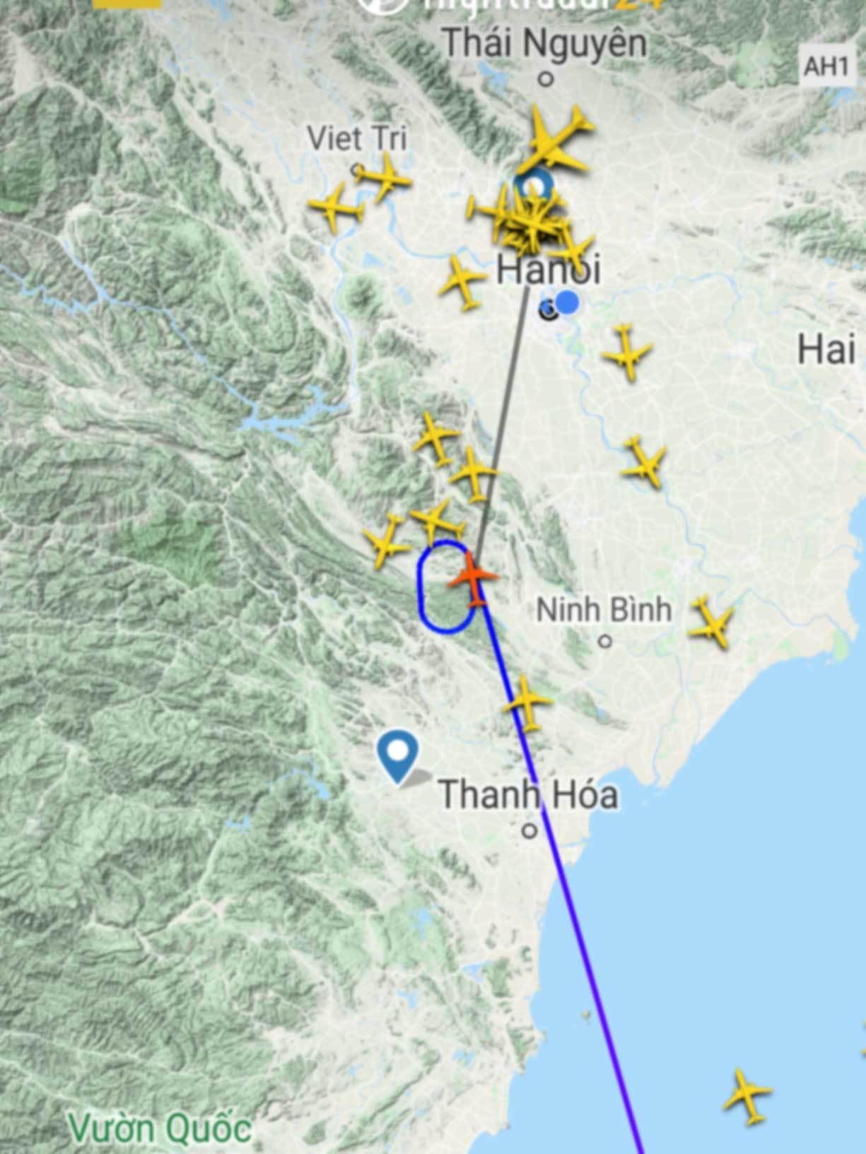 Khách mệt mỏi ngồi chờ hàng giờ trên máy bay ở Hà Nội và TP.HCM-4