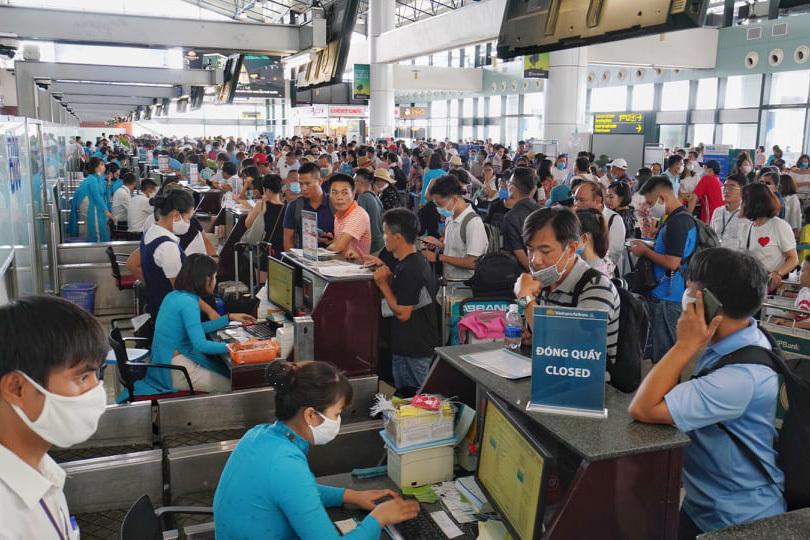 Khách mệt mỏi ngồi chờ hàng giờ trên máy bay ở Hà Nội và TP.HCM-2