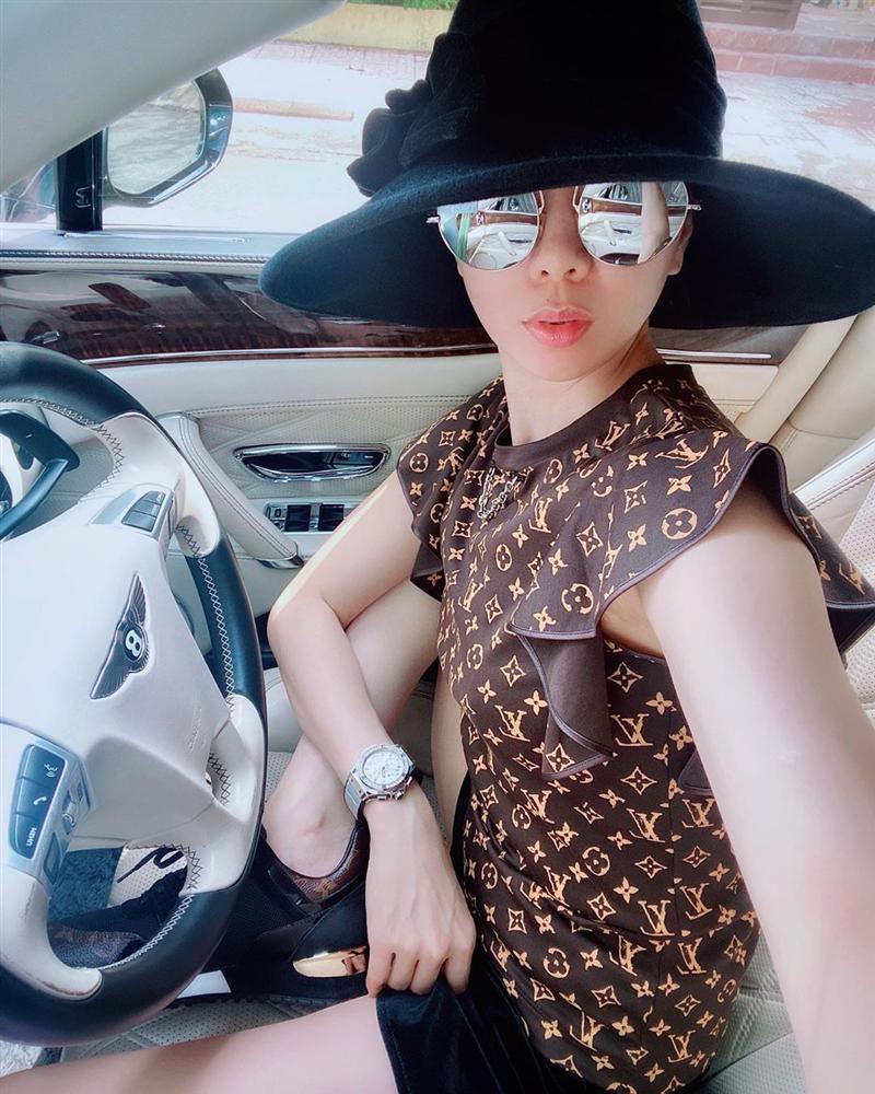 Lệ Quyên diện đồ vừa ngắn vừa bó để khoe vóc dáng chuẩn không cần chỉnh ở tuổi U40-6