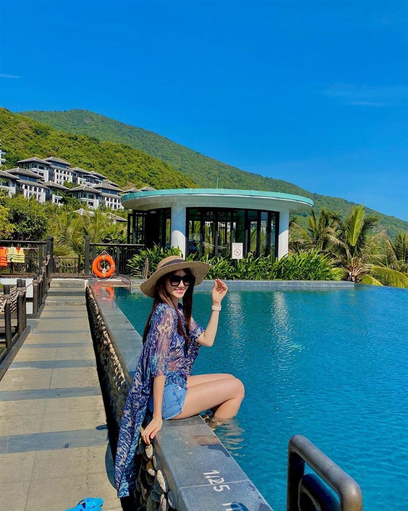 Hari Won lộ đầu gối nhăn nheo, bàn chân gân guốc-2