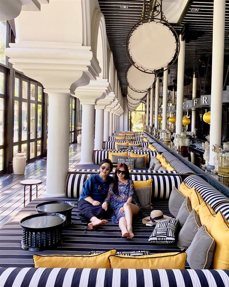 Hari Won lộ đầu gối nhăn nheo, bàn chân gân guốc-7