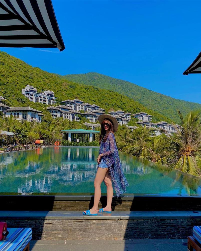 Hari Won lộ đầu gối nhăn nheo, bàn chân gân guốc-6