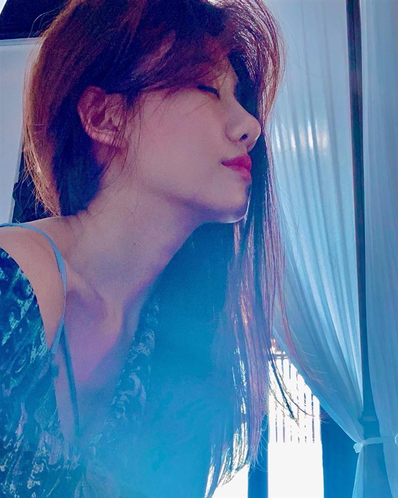 Hari Won lộ đầu gối nhăn nheo, bàn chân gân guốc-9