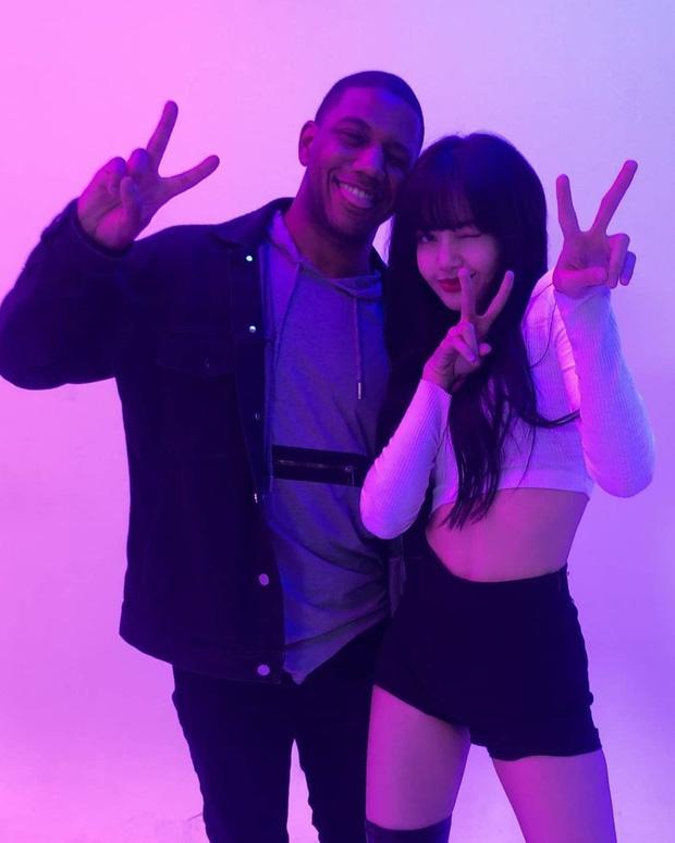 Lisa bị tố chiếm dụng văn hóa người da màu, nhà quay phim minh oan liệu có thuyết phục?-3