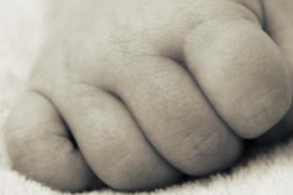 Một bé trai sơ sinh bị bỏ trong túi ni lông đặt bên hông nhà-2