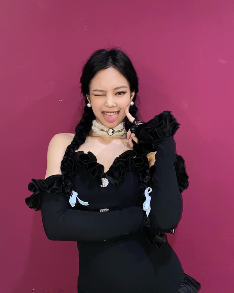 Rosé và Jennie mặc outfit lạ khi BLACKPINK đoạt cúp thứ 5 với How You Like That-5