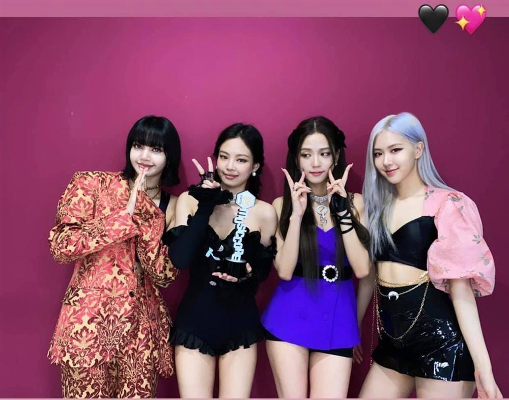 Rosé và Jennie mặc outfit lạ khi BLACKPINK đoạt cúp thứ 5 với How You Like That-6