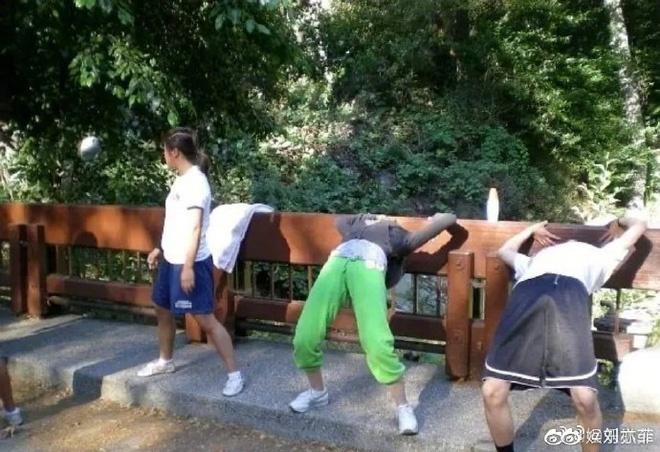 Ảnh hậu trường phim võ thuật 12 năm trước của Lưu Diệc Phi-1