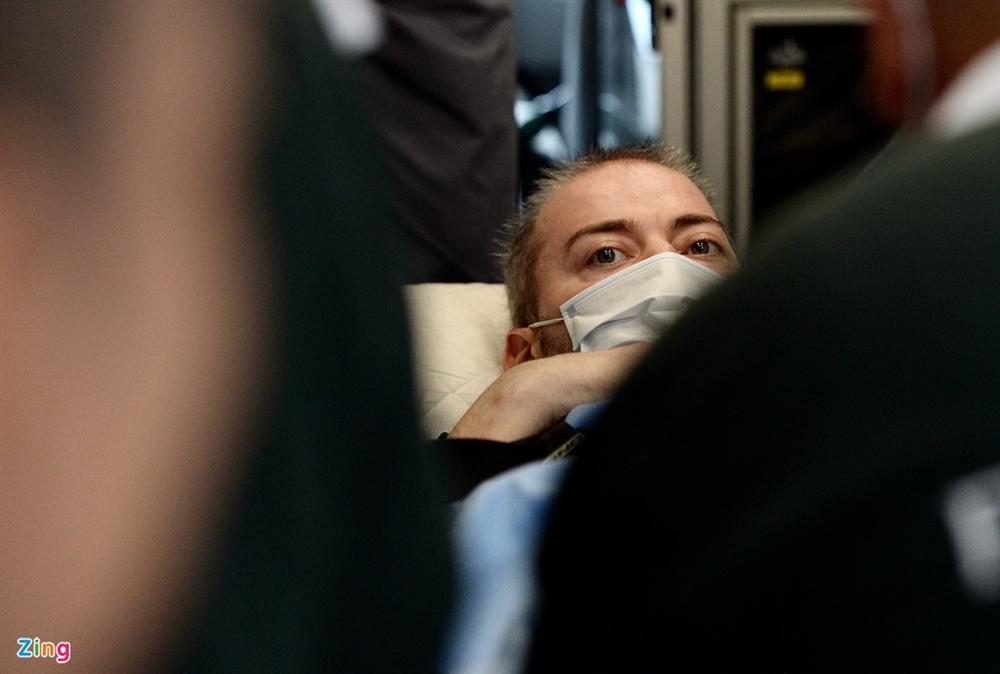 Bệnh nhân 91 lên máy bay bắt đầu hành trình về nước-7