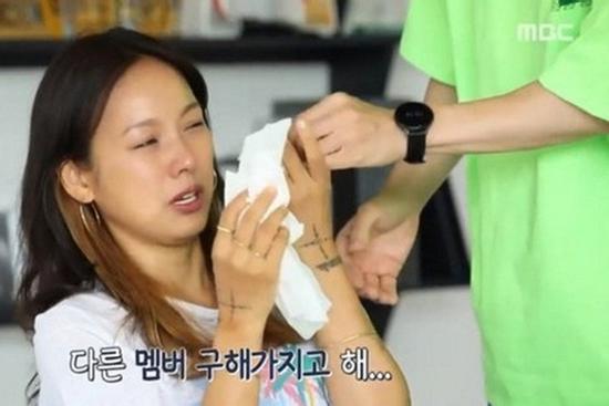 Lee Hyori khóc xin lỗi sau vụ livestream đi hát karaoke