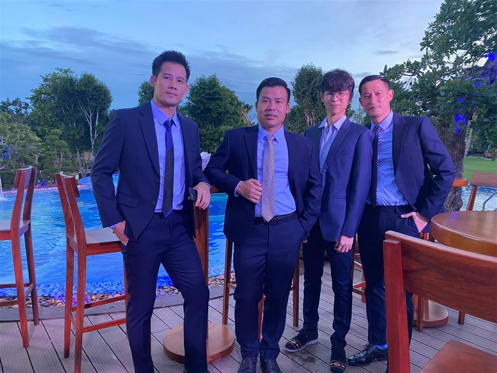 Con trai Huy Khánh trổ mã ngỡ ngàng, cao ngang ngửa bố ở tuổi 14-4