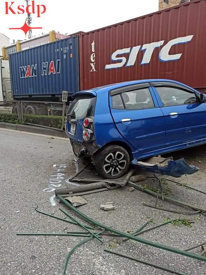 Clip: Đi sát đầu xe container để vượt, nữ tài xế bị húc văng sang bên kia đường-3