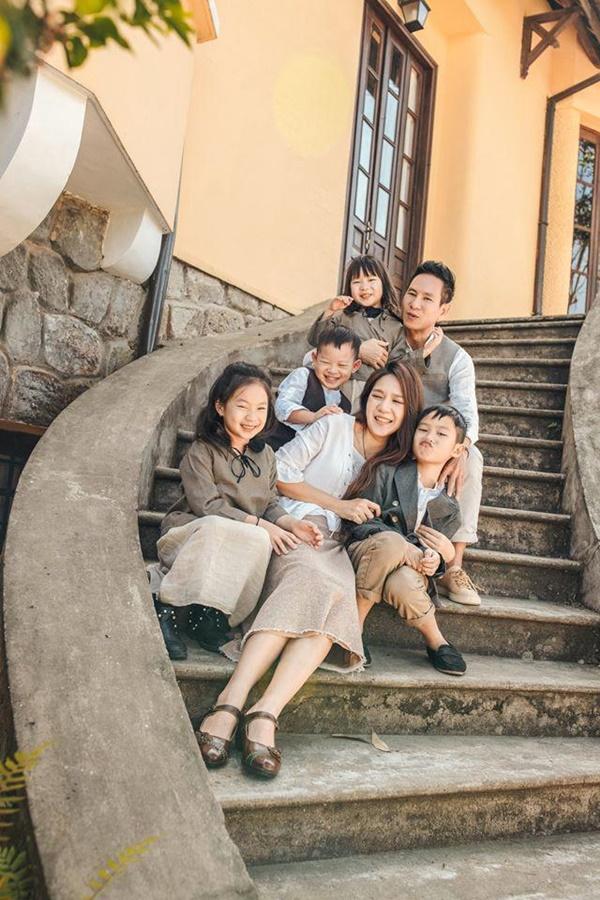 Vợ Lý Hải bị nói máy đẻ nhưng nhìn gia đình 6 người đẹp vậy thật không uổng công-4