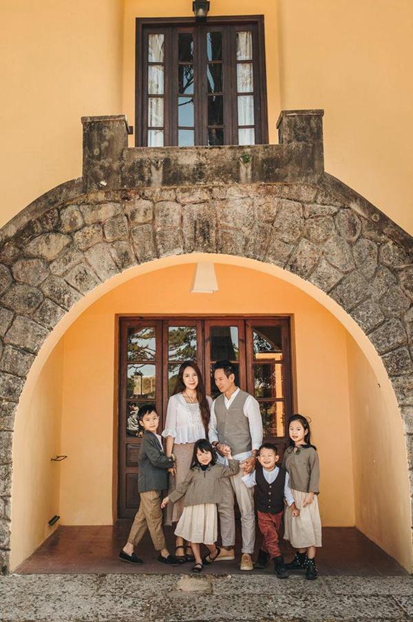 Vợ Lý Hải bị nói máy đẻ nhưng nhìn gia đình 6 người đẹp vậy thật không uổng công-7