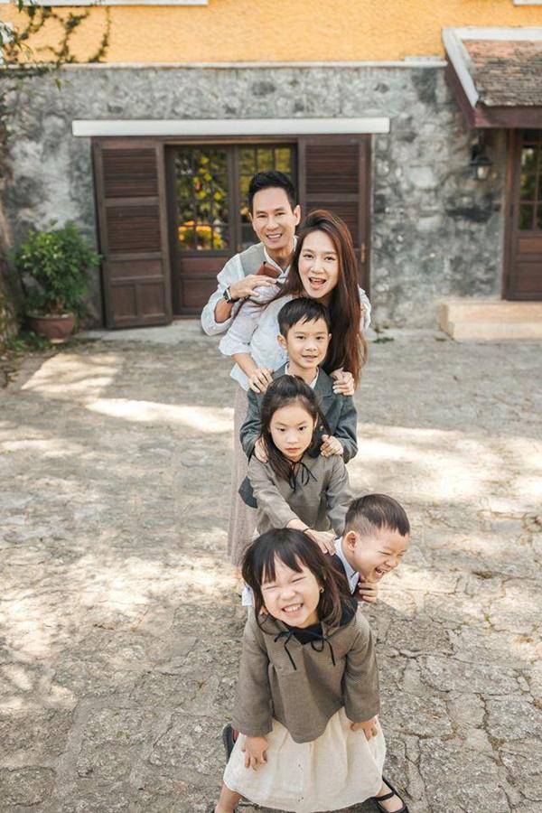 Vợ Lý Hải bị nói máy đẻ nhưng nhìn gia đình 6 người đẹp vậy thật không uổng công-9