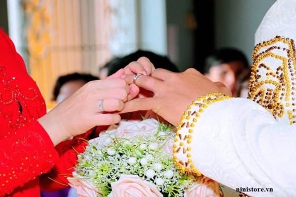 Vì sao phải ghi tên người dự định cưới trong giấy xác nhận độc thân để kết hôn?-2