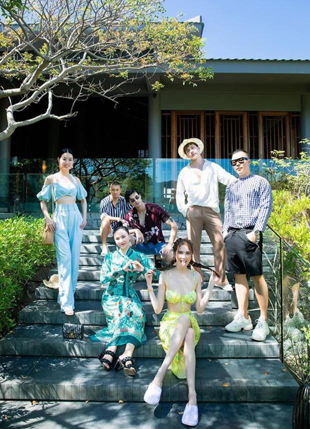 Ngọc Trinh diện bikini đọ dáng bên hội bạn thân Quỳnh Thư: Xinh đẹp chẳng kém ai nhưng body lại gầy lộ cả xương ngực!-3