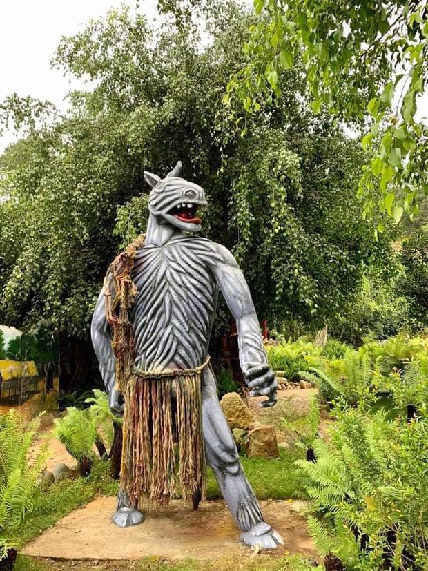 Bị chỉ trích dữ dội, các bức tượng ghê rợn tại khu du lịch Quỷ Núi đã được mặc quần áo-2