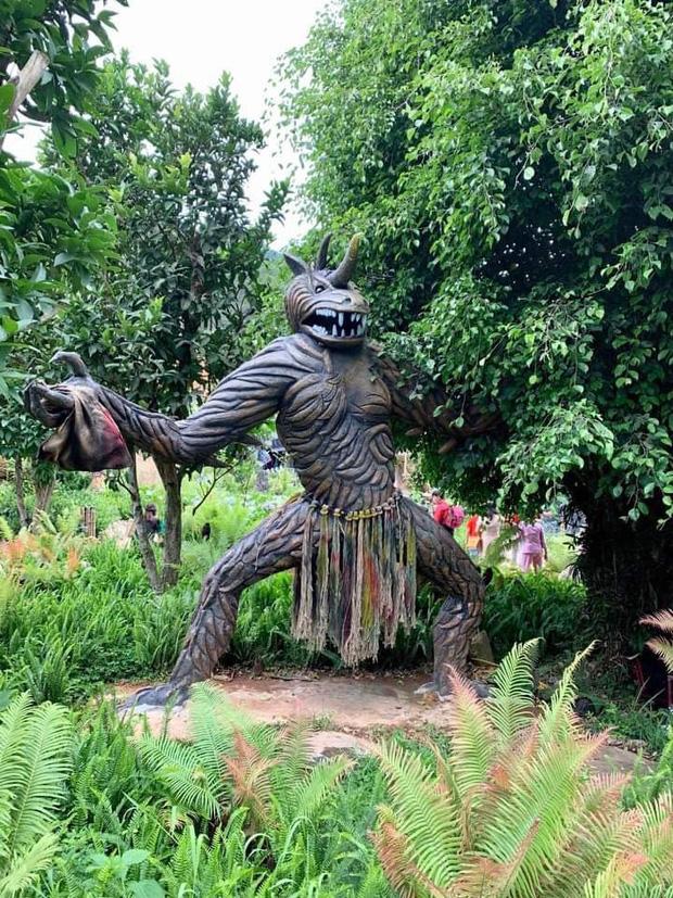 Bị chỉ trích dữ dội, các bức tượng ghê rợn tại khu du lịch Quỷ Núi đã được mặc quần áo-3