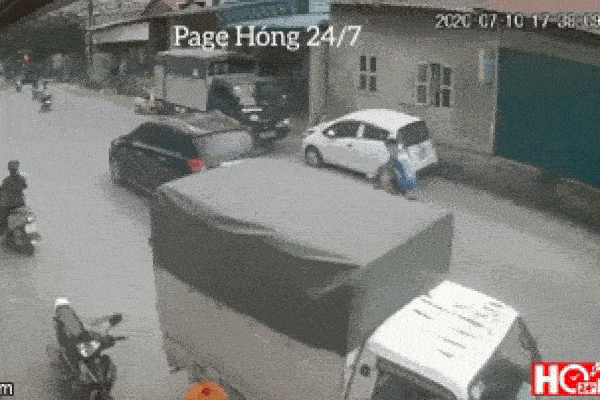Góc vô ý thức: Người đàn ông Trung Quốc thản nhiên đổ rác vào thang máy chung cư-1