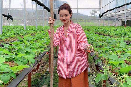 Khoe ảnh làm nông dân, Midu nhận được vô số lời khen về nhan sắc tuổi 31