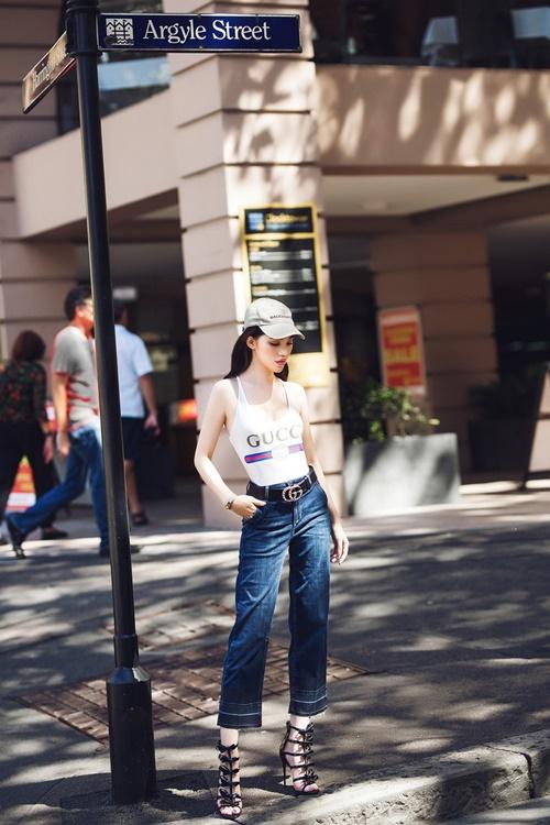 Chỉ là set đồ dạo phố sương sương với áo sát nách và Gucci, quần jeans, dép cao gót cũng ngốn của người đẹp 70 triệu đồng.