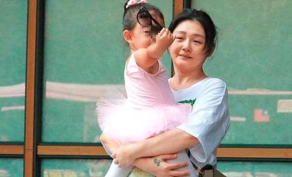 Từng gầy gò đến mức không bầu được, nữ hoàng sắc đẹp sinh xong bỏ đóng phim vì quá khổ-4