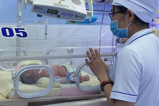 Một bé trai sơ sinh bị bỏ trong túi ni lông đặt bên hông nhà