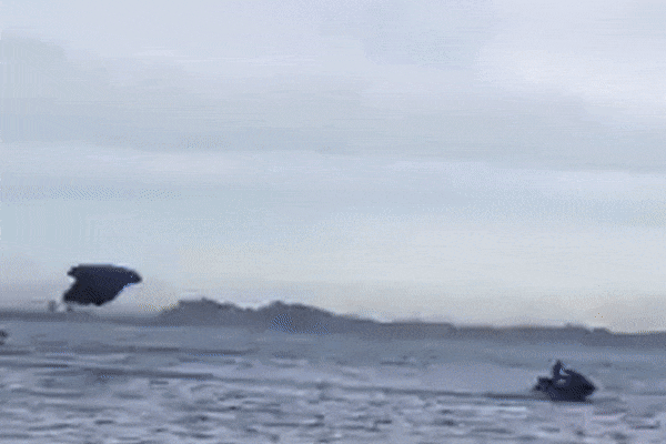 Lướt ván giữa những cơn sóng cao hơn 12 m ở Hawaii-1