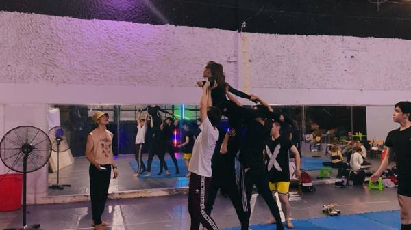 Chi Pu tập nhảy đến bầm dập tay chân vẫn không dám ngừng nghỉ-2