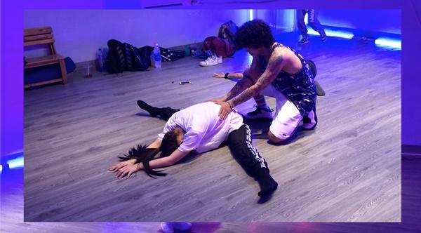 Chi Pu tập nhảy đến bầm dập tay chân vẫn không dám ngừng nghỉ-3