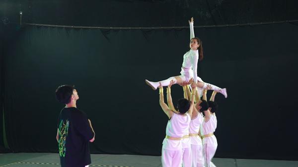 Chi Pu tập nhảy đến bầm dập tay chân vẫn không dám ngừng nghỉ-5