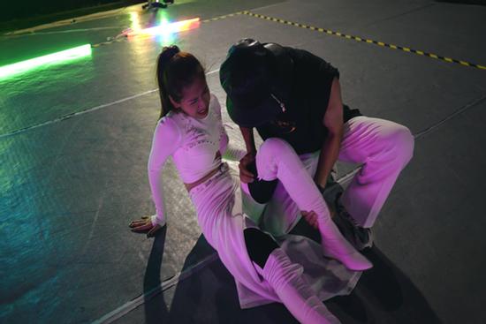 Chi Pu tập nhảy đến bầm dập tay chân vẫn không dám ngừng nghỉ