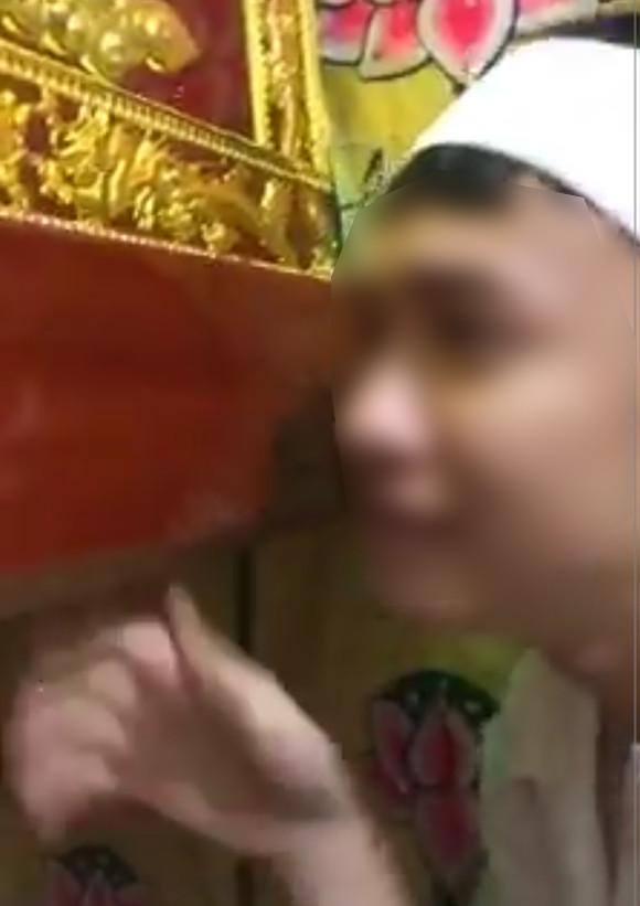 Nhóm thanh niên bất chấp quay clip trước quan tài người thân chỉ để câu view-1