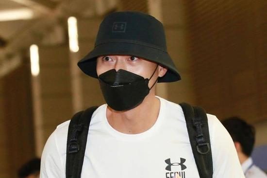 Cực phẩm nam thần Hyun Bin lộ ảnh đen sạm, râu ria xồm xoàm