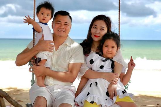 Tự Long viên mãn bên vợ đẹp, con ngoan